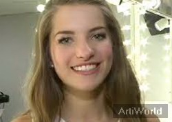 Julia van Bergen Zangeres Tape-artiest Winnaar Junior Songfestival 2014 Boeken